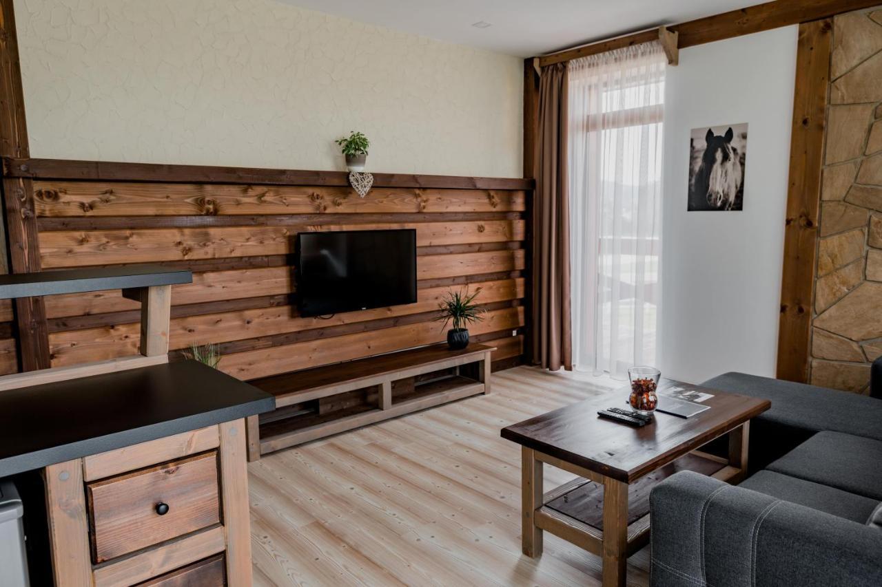 Nestville Apartments Hniezdne ภายนอก รูปภาพ