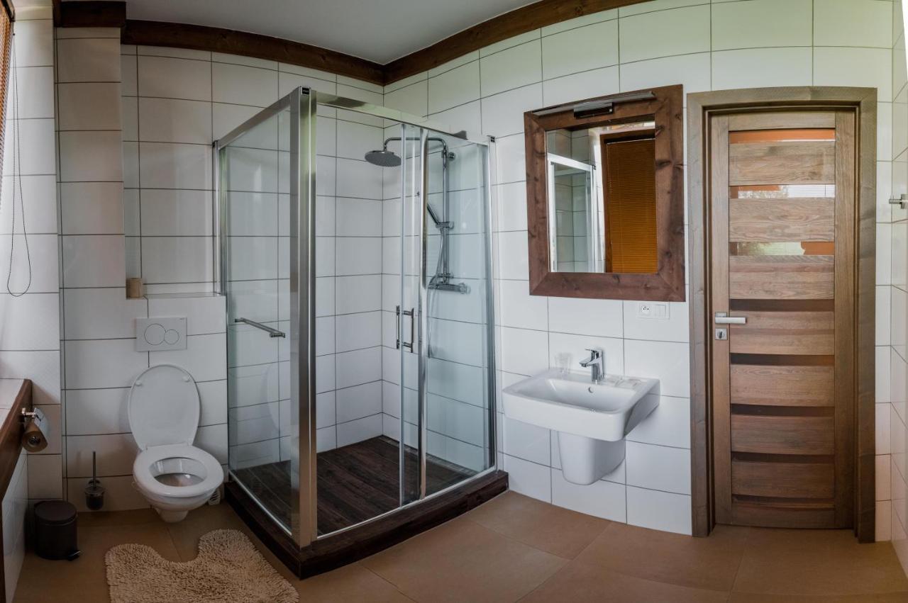 Nestville Apartments Hniezdne ภายนอก รูปภาพ